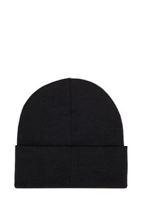 Czarna dziergana czapka typu beanie z miękką fakturą, zaokrąglonym wierzchołkiem i podwiniętym mankietem. Prosty design bez widocznych wzorów ani ozdób.