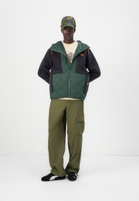 Helly Hansen STOWE HOODED HYBRID JACKET UNISEX - Zimní bunda - jungle green