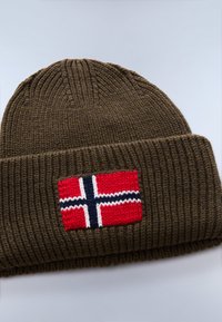 Bonnet en tricot marron avec revers, arborant un drapeau norvégien tricoté en rouge, blanc et bleu à l'avant. Texture douce.