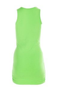 Grünes ärmelloses Kleid aus dehnbarem Stoff; verfügt über eine taillierte Silhouette mit gerafften Seitendetails. Glatte Textur und einfaches Design.