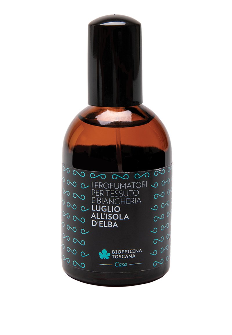 Bottiglia di vetro marrone con un tappo nero. L'etichetta presenta testo turchese e swirl decorativi. Profumo del prodotto: Luglio all'Isola d'Elba.