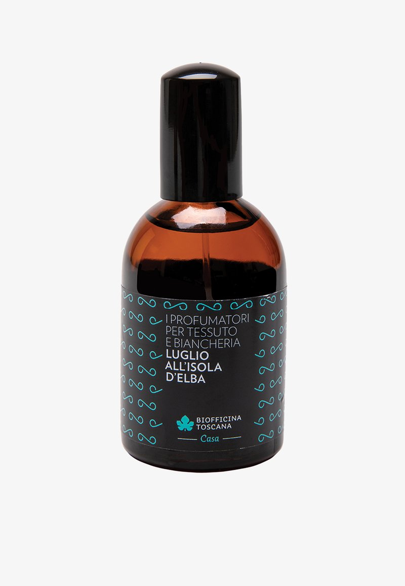 Bottiglia di vetro marrone con un tappo nero. L'etichetta presenta testo turchese e swirl decorativi. Profumo del prodotto: Luglio all'Isola d'Elba.