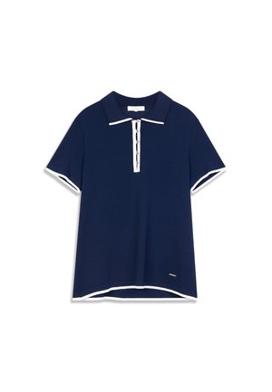 Polo blu navy con colletto e orlo bianchi, maniche corte e apertura frontale con bottoni decorativi. Tessuto in misto cotone.
