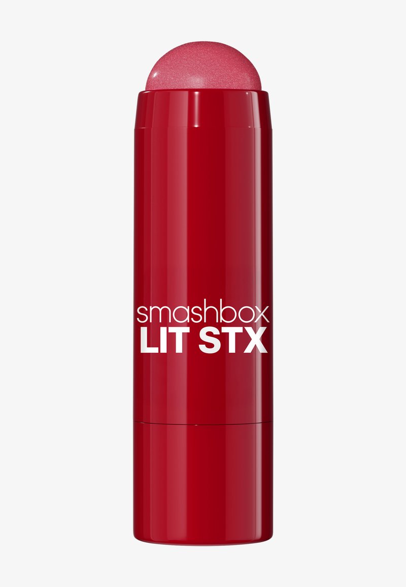 Produit pour les lèvres cylindrique rouge avec une pointe rose brillante. « smashbox LIT STX » est imprimé en texte blanc gras sur le côté.