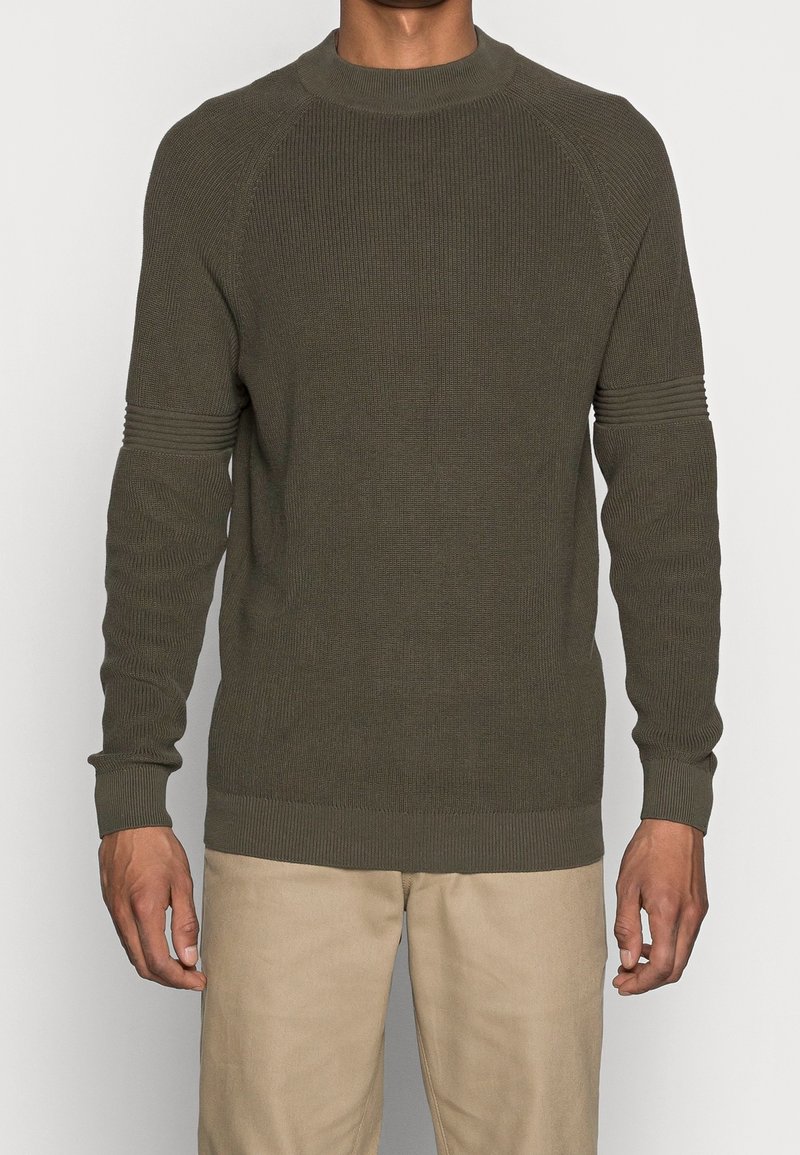 Olivgrüner gestrickter Pullover mit rundem Ausschnitt, geripptem Muster und anliegenden Bündchen. Verfügt über horizontale Streifen an den Ärmeln.