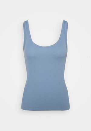 Débardeur bleu clair côtelé sans manches avec larges bretelles et encolure dégagée, sur fond blanc uni.