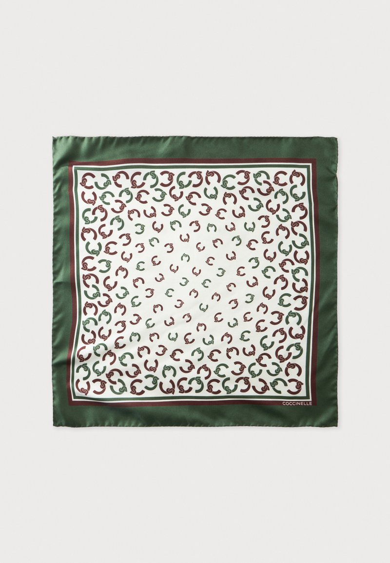 Foulard carré avec bordure verte et motifs abstraits en spirale verts et bordeaux répétés sur fond blanc.