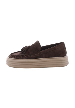 Dunkelbrauner Wildleder-Slipper mit Quasten und dicker beiger gerillter Sohle, von der Seite auf weißem Hintergrund gezeigt.