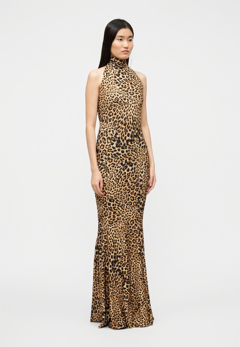 Robe longue au sol, sans manches, à col halter, imprimé léopard, avec une silhouette ajustée et un ourlet évasé; fabriquée en tissu doux et lisse.