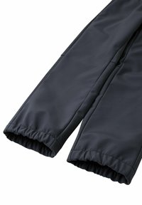 Dunkelgraue isolierte Hose mit elastischen Bündchen an den Knöcheln. Glattes, wasserabweisendes Material mit tailliertem Schnitt. Keine sichtbaren Verschlüsse.