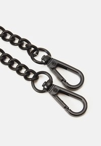 Sangle en chaîne noire avec de grands maillons, finition mate, et deux crochets à ressort à chaque extrémité pour l'attache.