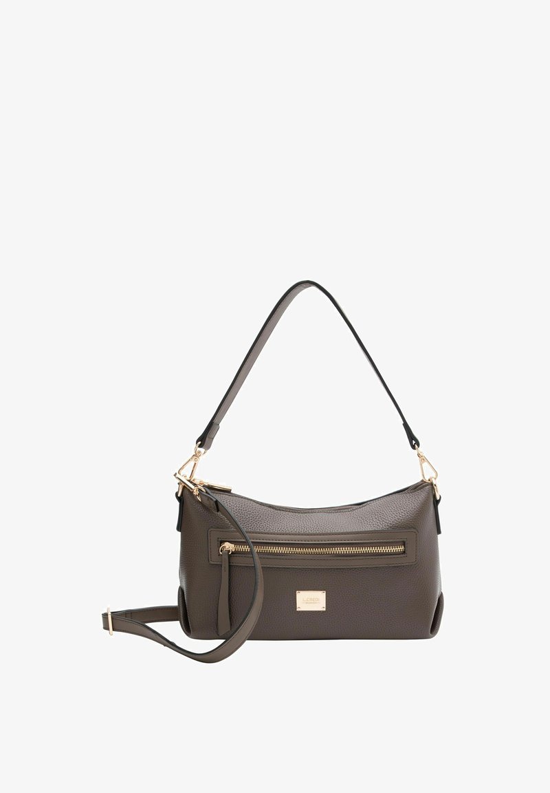 Sac à épaule en cuir texturé marron avec quincaillerie dorée, détail de poche zippée et sangle réglable. Présente un design élégant et incurvé.