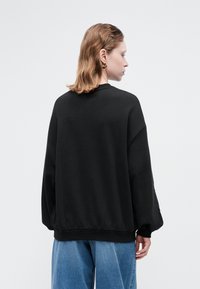Puma OVERSIZED CREW - Mikina - black