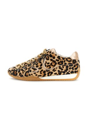 Sneaker basso con stampa leopardata marrone e nera, lacci beige, dettagli metallici dorati e suola in gomma, mostrata dal lato esterno.