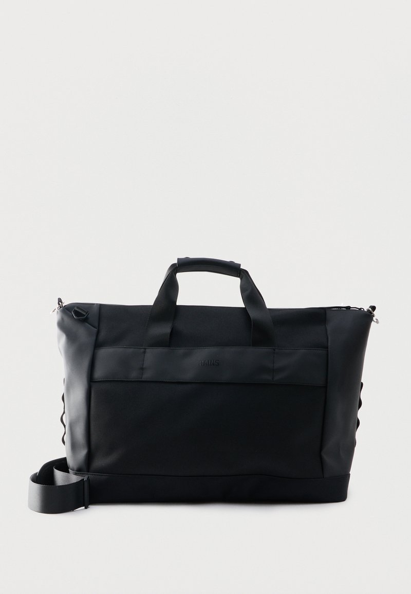 Μαύρη ορθογώνια σακ βουαγιάζ με επάνω λαβές, ρυθμιζόμενο ιμάντα ώμου και μπροστινή τσέπη, εμφανίζεται σε απλό ανοιχτό φόντο.