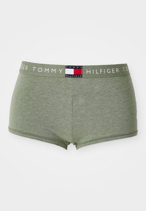 Olijfgroene katoenen boxershorts met een zachte textuur. Heeft een witte tailleband met logo en een rechthoekig embleem in rood, wit en blauw.