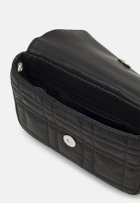 Calvin Klein TOUCH CHAIN - Sac à main - black