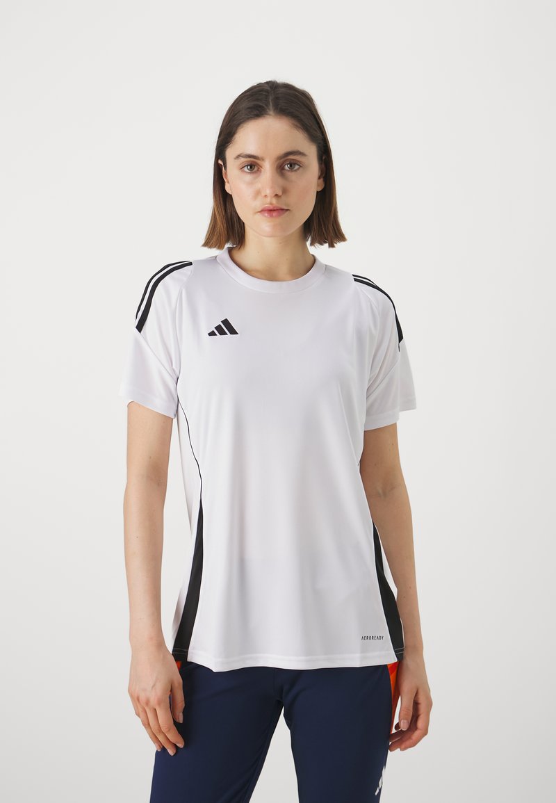 Witte sportieve t-shirt met korte mouwen, zwarte zijstrepen en een Adidas-logo op de borst. Gemaakt van vochtafvoerende stof.