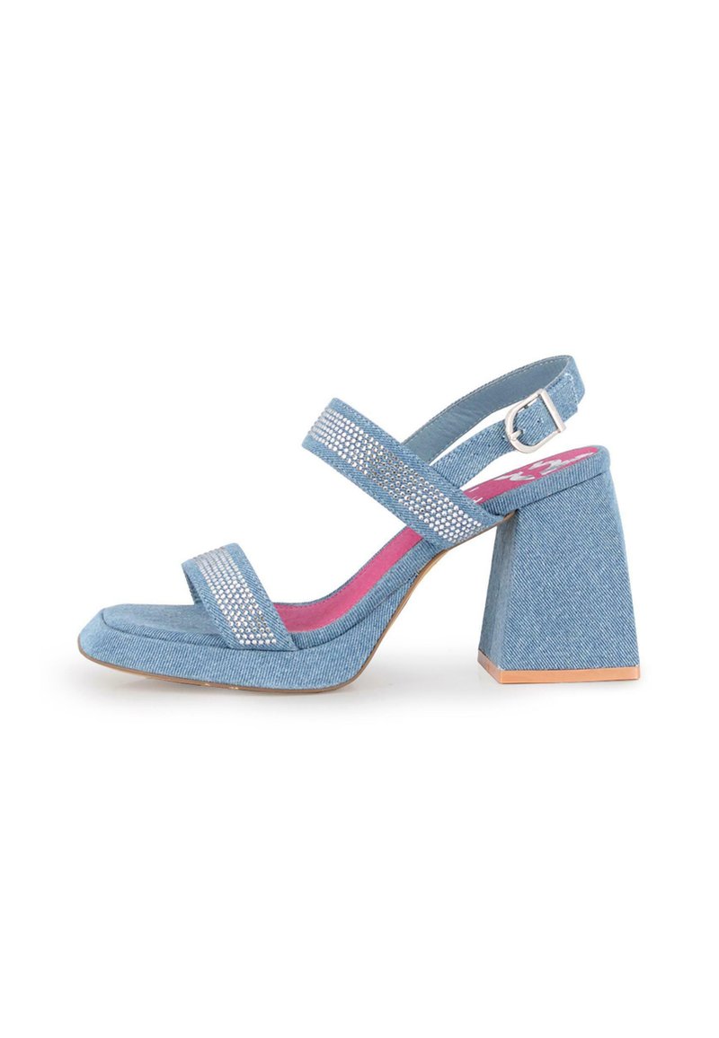 Sandalias de tacón alto de denim azul con dos correas cruzadas que cuentan con acentos de rhinestones. Punta cuadrada y un tacón bloque grueso y texturizado.