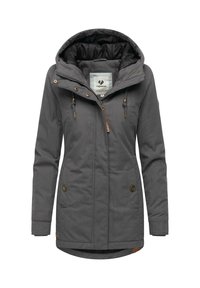 Grå isolerad jacka med huva, försedd med dragkedja fram, dragsko, två framfickor och bruna detaljer. Slätt tyg med quiltad foder.