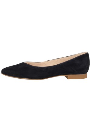 Singola scarpa piatta in camoscio nero con punta appuntita e tacco basso color cuoio, che mostra il profilo interno laterale.