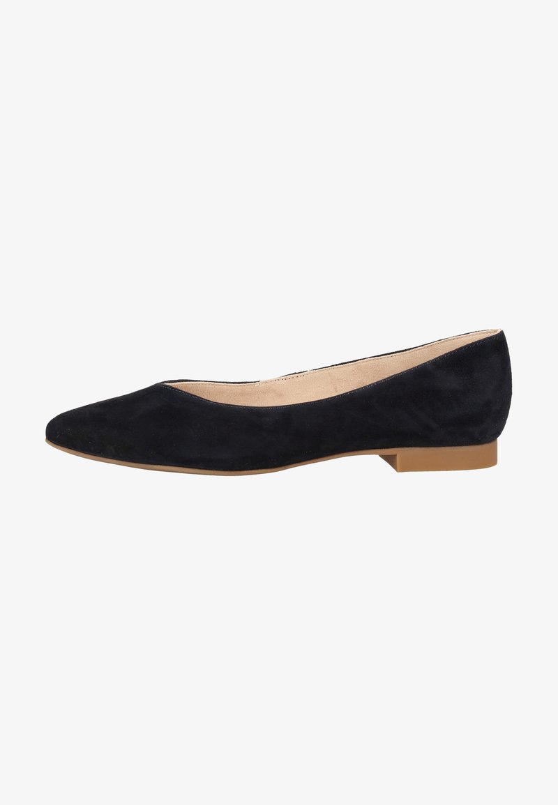 Chaussure plate en suède noir unique avec un bout pointu et un petit talon beige, montrant le profil intérieur latéral.
