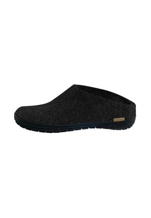 Chaussure noire en feutre à enfiler avec un bout arrondi et un dos bas, présentant une tige texturée et une semelle en caoutchouc contrastante avec un motif de grip.