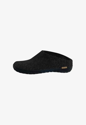 Scarpa slip-on nera in feltro con punta rotonda e parte posteriore bassa, caratterizzata da una tomaia testurizzata e una suola in gomma contrastante con motivo antiscivolo.