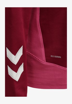Close-up van bordeaux getextureerde stof met twee witte chevrons en kleine "BEECOOL" tekst gedrukt aan de rechterkant.