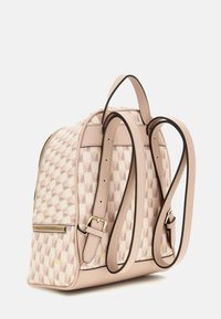 Zaino di un delicato colore rosa chiaro con motivo a scacchi. Realizzato in tela rivestita con spallacci in pelle e dettagli in zip dorati. Spallacci regolabili.