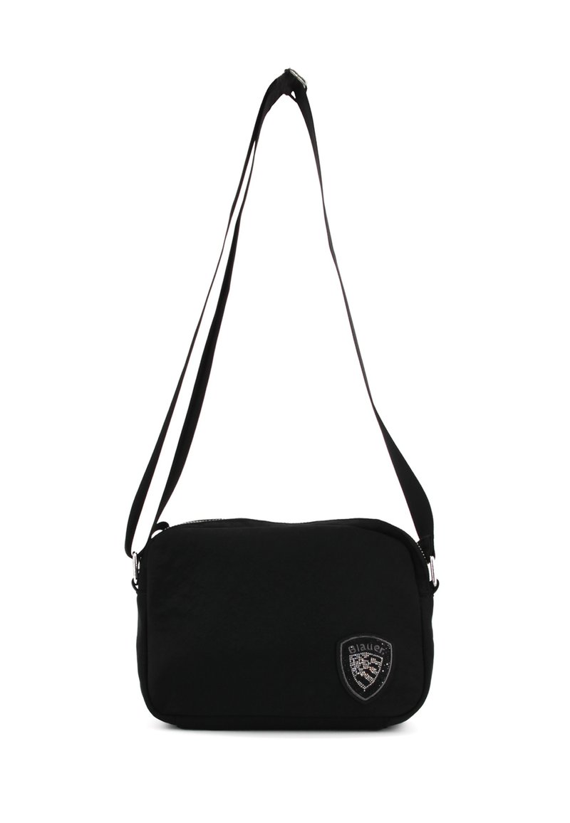 Borsa a spalla in tessuto nero con chiusura a zip, forma rettangolare e patch con logo. Dotata di tracolla regolabile e texture liscia.