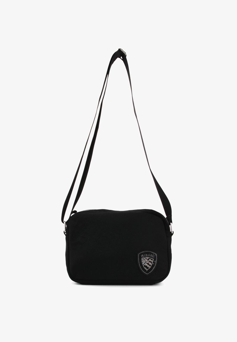 Borsa a spalla in tessuto nero con chiusura a zip, forma rettangolare e patch con logo. Dotata di tracolla regolabile e texture liscia.
