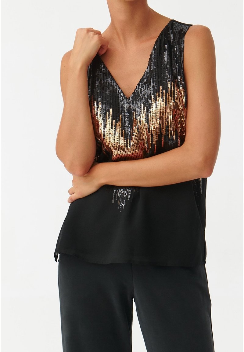 Top sin mangas con escote en V, hecho de tela negra adornada con lentejuelas en degradé de dorado, bronce y plata. Textura suave.
