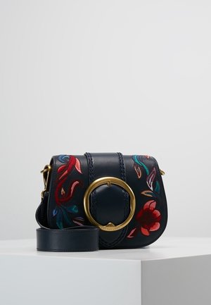 Sac bandoulière en cuir bleu marine avec motifs floraux multicolores brodés et une grande boucle circulaire dorée sur le rabat avant.