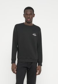 Μαύρο φούτερ με στρογγυλή λαιμόκοψη από βαμβακερό μείγμα, με ριμπ μανσέτες και τελείωμα, με μικρό λευκό λογότυπο στο αριστερό στήθος.