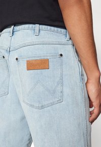 Wrangler FRONTIER - Kratke hlače iz džinsa - light-blue denim