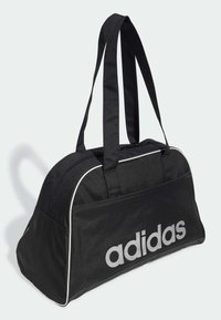 Musta duffel kott, millel on tõmblukk, kahekordsed õlarihmad, valge äärestus ning silmatorkav hall "adidas" logo külje peal.
