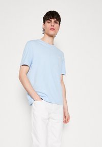 HUGO DERO - Paprasti marškinėliai - light/pastel blue