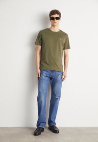 GANT PRINTED ARCHIVE SHIELD - T-Shirt basic - juniper green