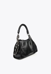 Schwarze Handtasche mit strukturiertem Finish, ausgestattet mit einem Kettenriemen und einem mit Leder umwickelten Griff, vor einem schlichten Hintergrund präsentiert.