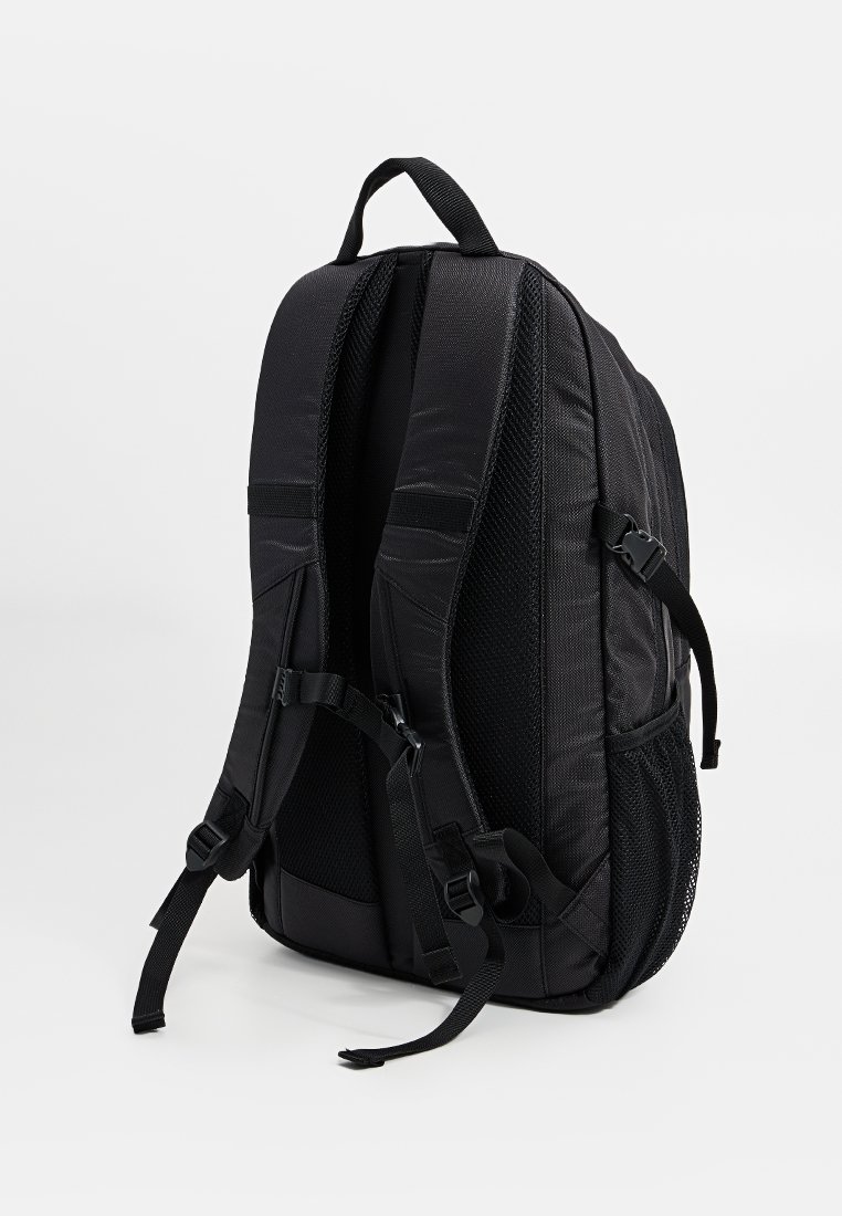 Zwarte rugzak met een gevoerde achterkant en mesh schouderbanden. Beschikt over verstelbare gespen en zijvakken. Gemaakt van duurzaam materiaal met een gladde textuur.