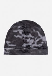 Gorro negro con un patrón de camuflaje gris texturizado, fabricado en tela suave, que cuenta con un dobladillo plegado en la parte inferior para un detalle de diseño adicional.