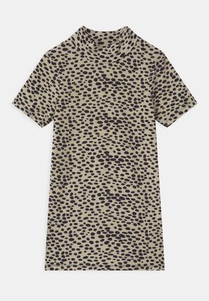 Vestido beige con mangas cortas y cuello alto, con un patrón irregular de puntos negros que recuerda a un estampado animal.