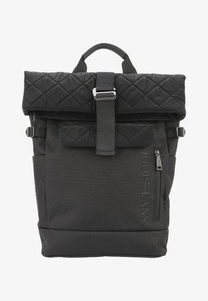 Černý batoh s prošívaným víkem, odolné materiály, nastavitelné popruhy, přední kapsa na zip a reliéfní logo po straně.