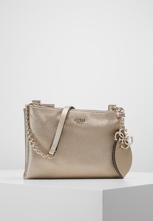 Sac à main doré métallisé avec une finition texturée, doté d'une bandoulière chaîne, d'une fermeture éclair et d'un porte-clés logo. Forme rectangulaire compacte.