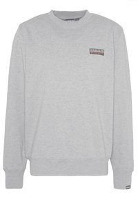 Sudadera gris con mangas largas, cuello redondo y un pequeño parche gráfico en el pecho. Tejido suave de mezcla de algodón, puños acanalados.