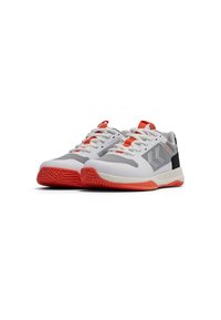 Zapatillas deportivas con una parte superior de malla blanca, superposiciones grises, acentos rojos y una suela de goma texturizada para mayor tracción.