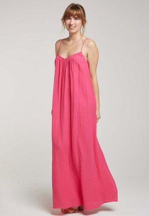 Robe maxi de couleur rose vif, dotée de fines bretelles et d'une coupe décontractée. Confectionnée dans un tissu léger avec une surface douce et texturée.