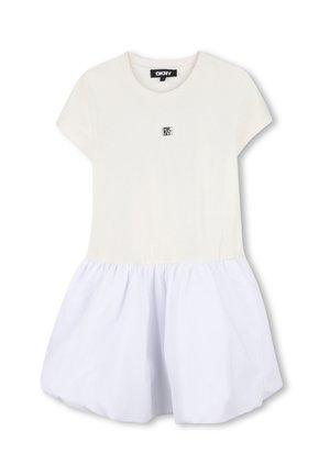 Vestido blanco de manga corta con parte superior ajustada, falda abullonada y pequeño logo cuadrado de DKNY en el pecho.