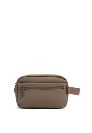 Petit sac rectangulaire taupe avec deux compartiments zippés et une poignée boucle en tissu sur le côté droit sur fond blanc.